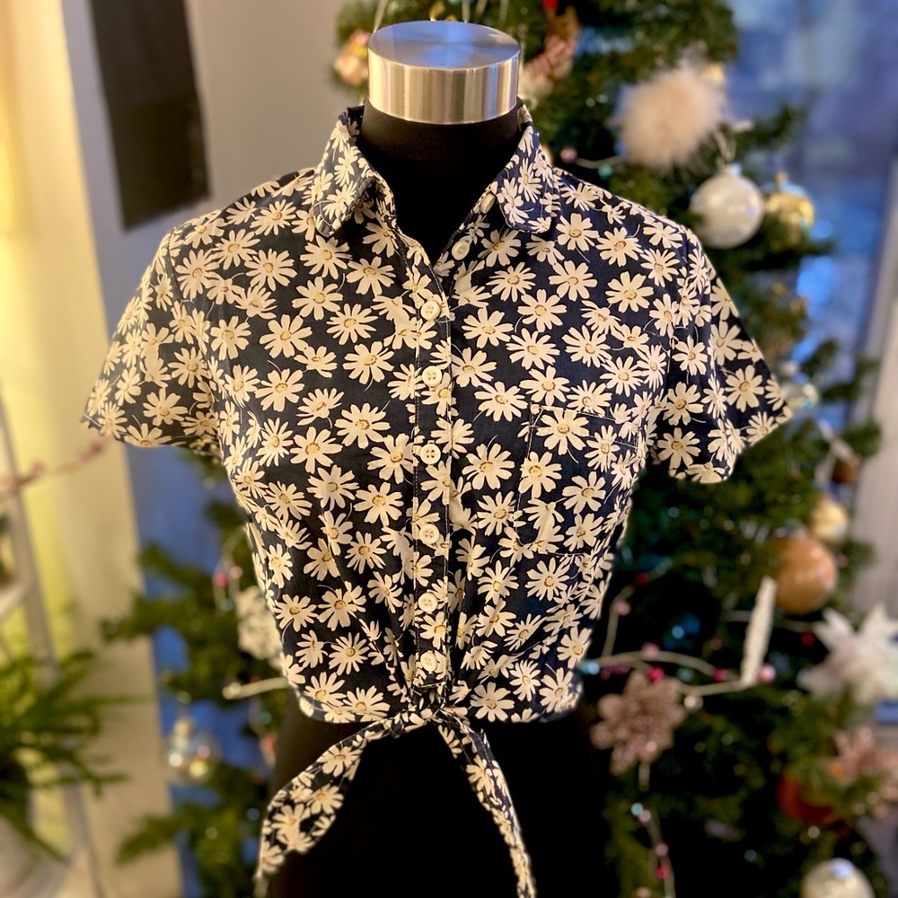 Tie front blouse in daisy print (Tatyana)